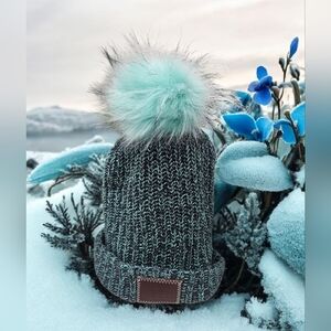Nwot Love Your Melon Limited Pom Pom detachable beanie knit hat in green & black